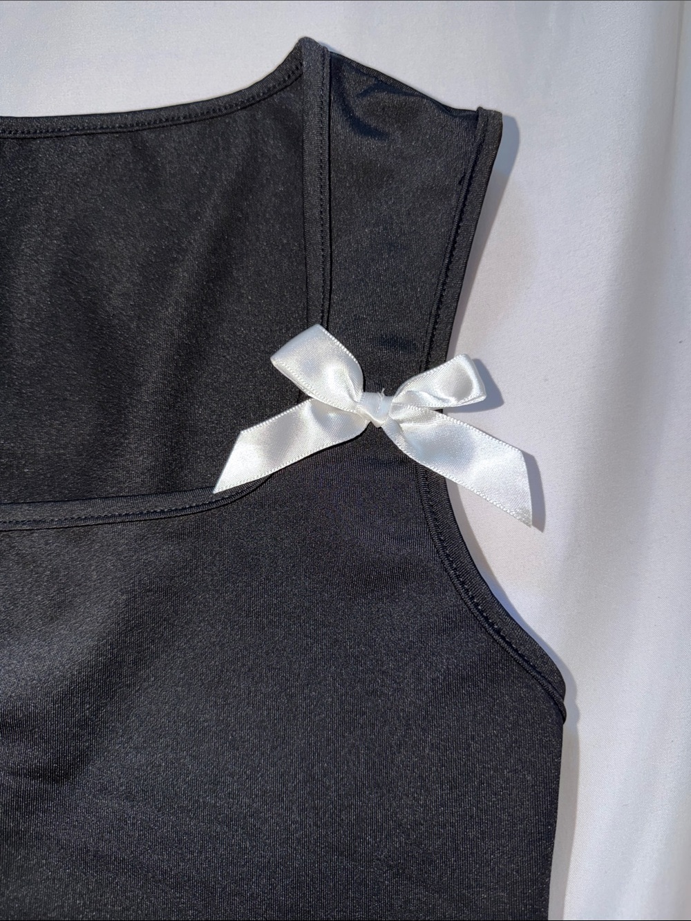 SHEIN BOW DETAIL TOP - Picture 2 of 4